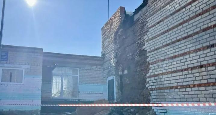 На Южном Урале в сельской школе обрушилась кирпичная кладка стены спортзала