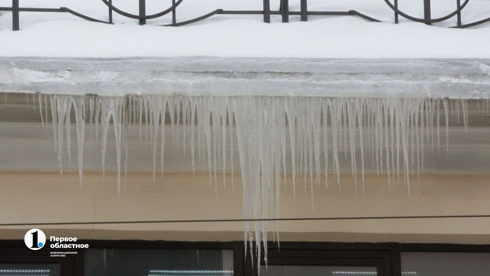 Челябинцы могут пожаловаться на сосульки на карнизах домов