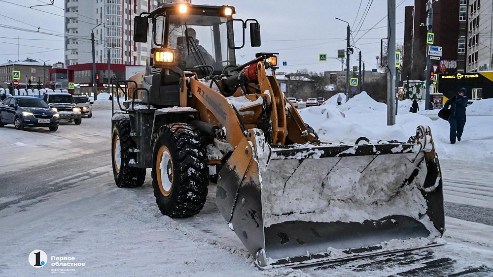 В городах Челябинской области продолжается очистка улиц и дорог