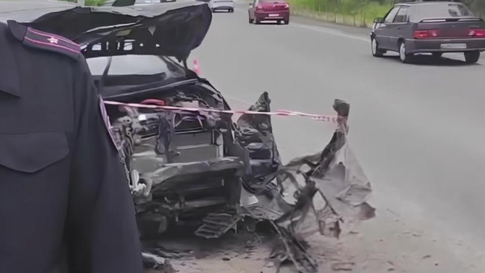 Девять человек пострадали при столкновении ВАЗа и минивэна в Миассе