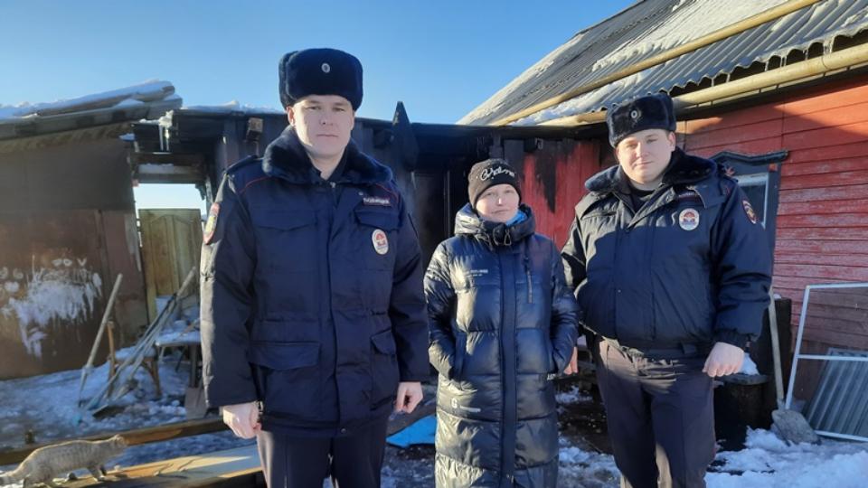 В Карталах полицейские помогли семье спастись из горящего дома