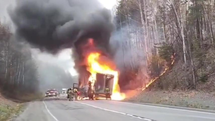 На трассе М-5 в Челябинской области загорелся грузовик