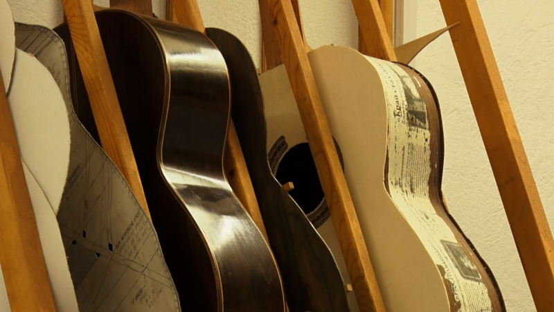 В Златоусте местный житель создает гитары ручной работы