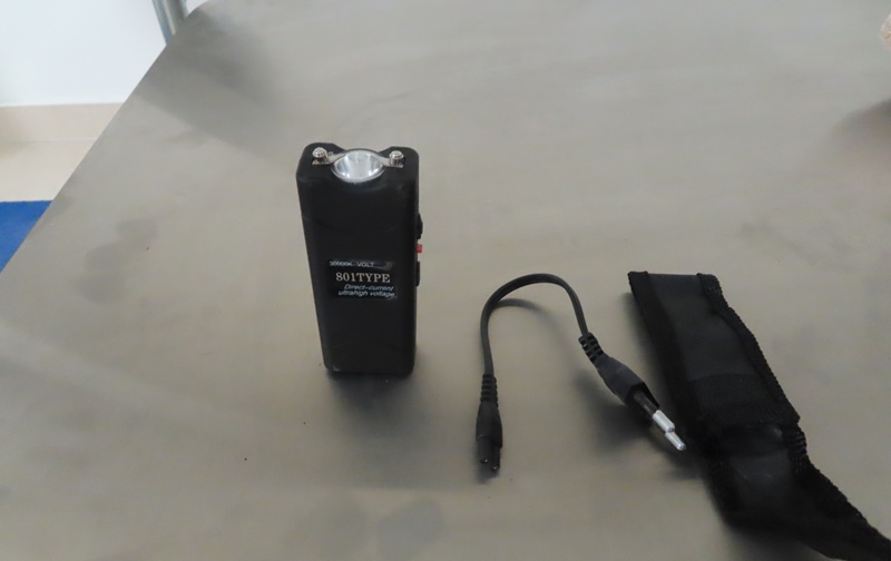 В челябинском аэропорту у пассажира международного рейса изъяли электрошокер