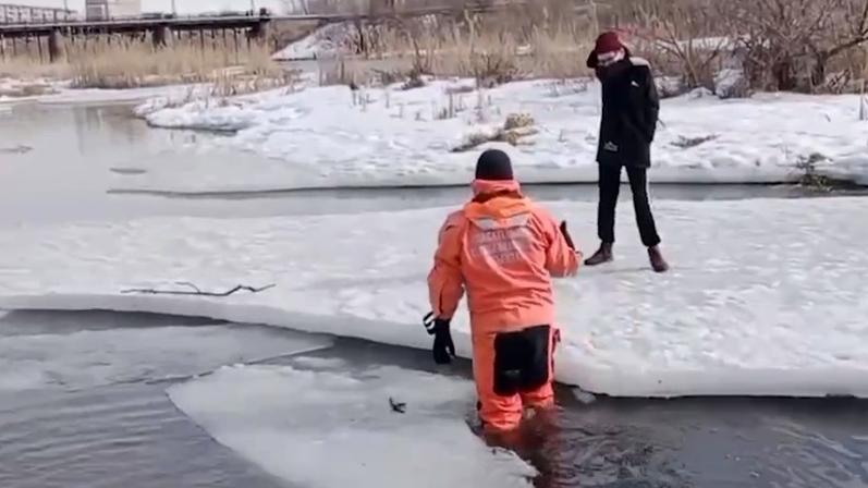 В Челябинске спасатели эвакуировали застрявших на льдине школьников