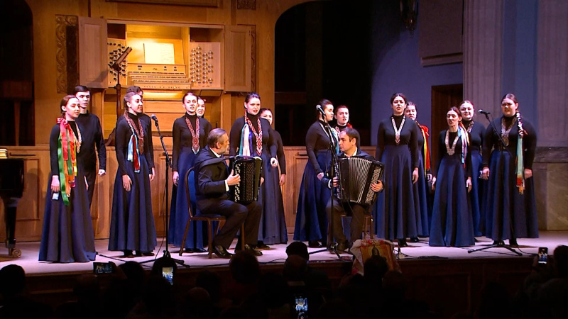 В Челябинске провели благотворительный концерт-спевку «Синий платочек»