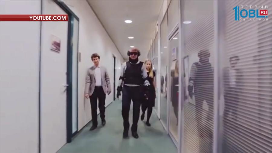 Южноуральские банкиры примерят специальные костюмы, чтобы адаптировать свои услуги для инвалидов