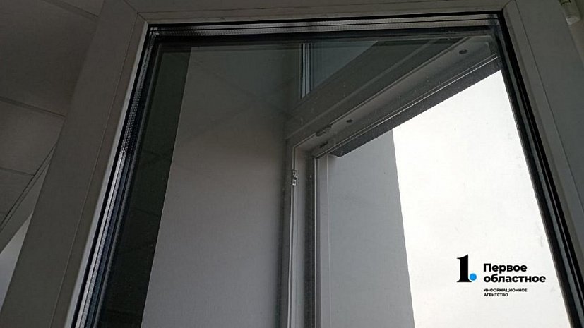 В Челябинске 24‑летняя девушка выпала из окна многоэтажки