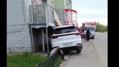 В Челябинске пьяный водитель Chery врезался в крыльцо магазина