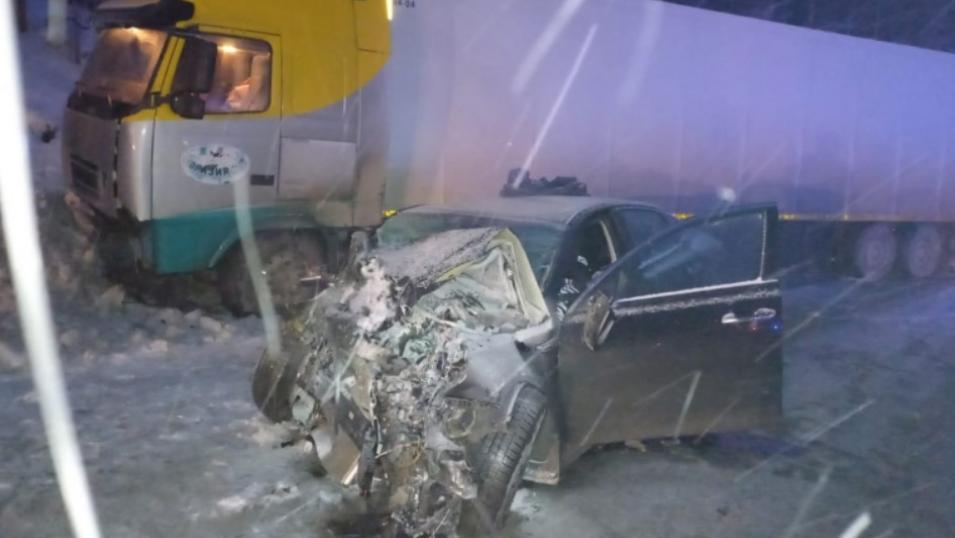 Двое погибли в аварии с грузовиком на трассе М‑5 в Челябинской области