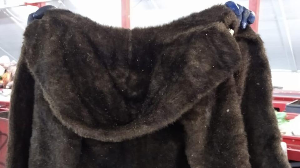 Челябинцы массово выбрасывают натуральные шубы и дубленки