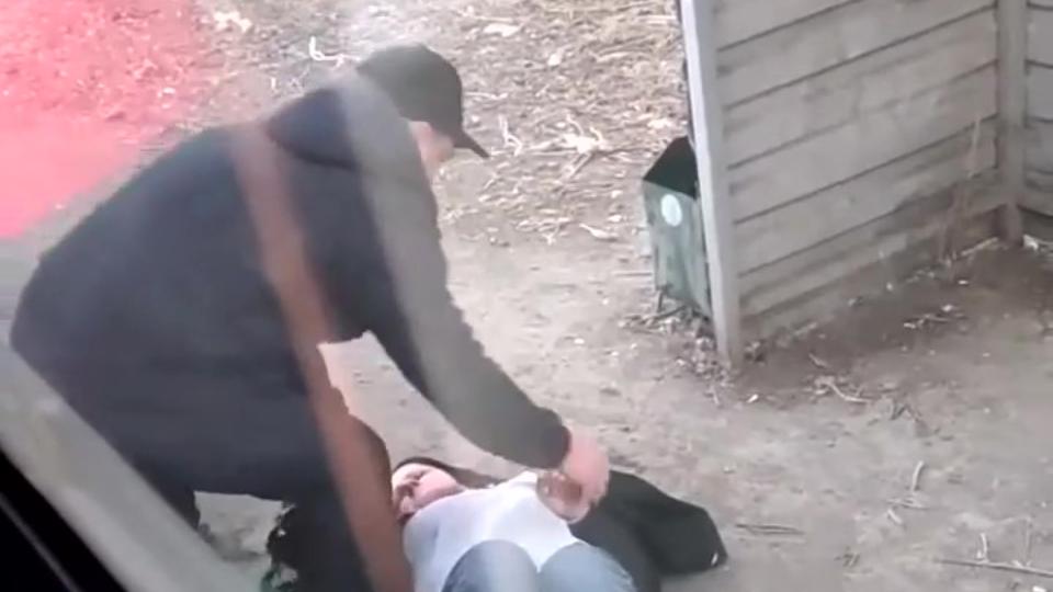 Мужчина вытолкнул из маршрутки пьяную женщину в Копейске