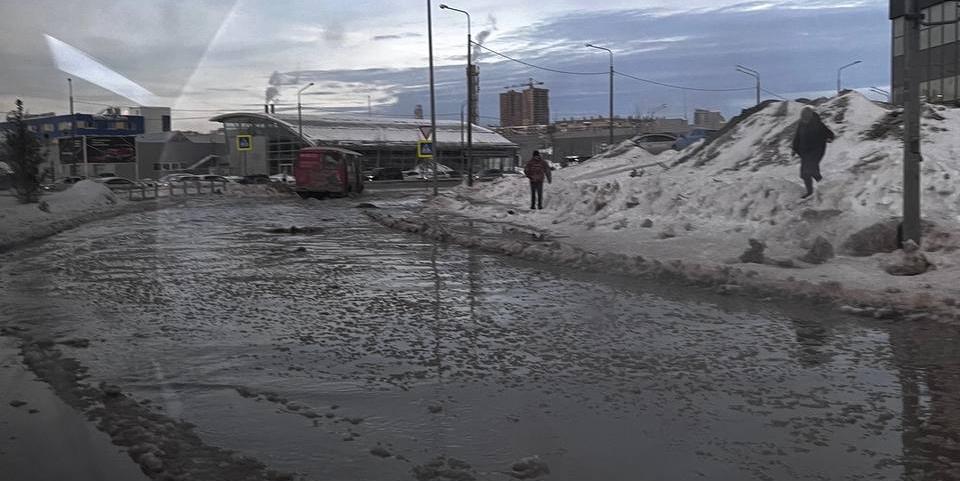 На крупном перекрестке в Челябинске произошел потоп