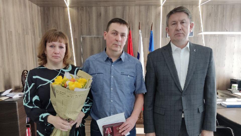 В Саткинском районе семье погибшего в СВО военнослужащего вручили орден Мужества