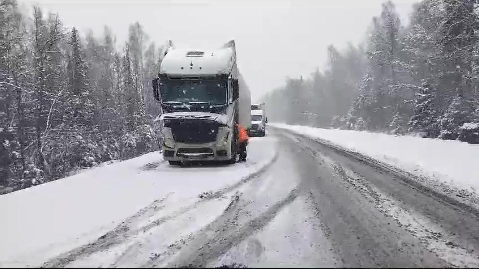 На трассе М‑5 в Челябинской области ввели реверсивное движение из‑за поломки большегруза