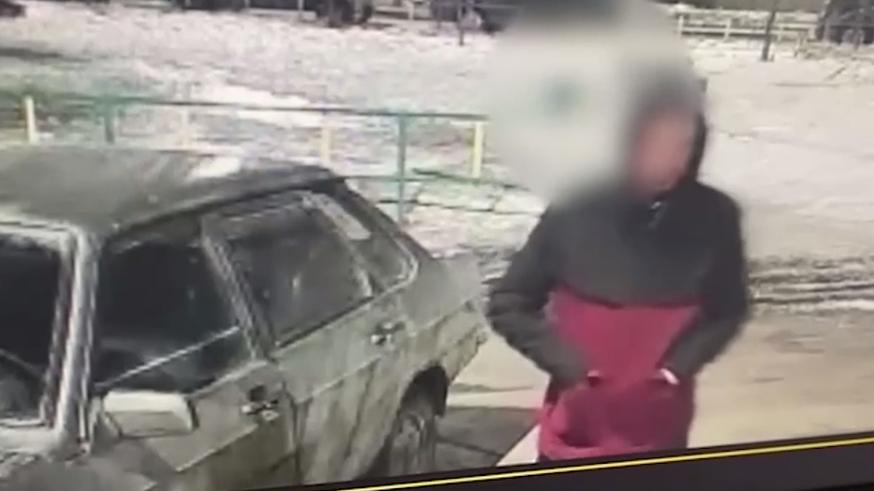 В Копейске мужчина пытался угнать ВАЗ и поджег его