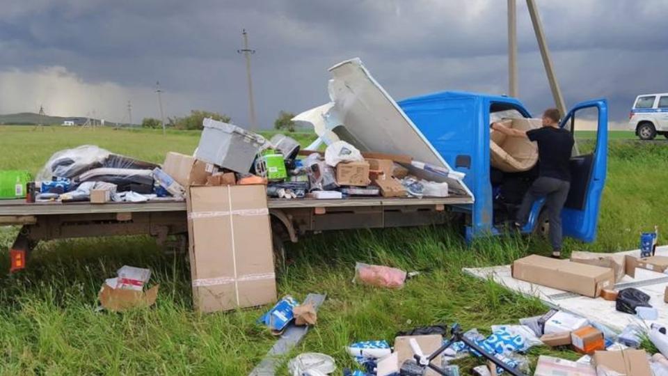 Смерч, прошедший на юге Челябинской области и в Башкирии, перевернул грузовик «Озона»