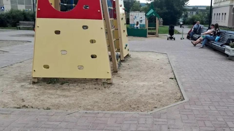 Трехлетняя девочка получила травмы головы после наезда самокатчика в Усть-Катаве