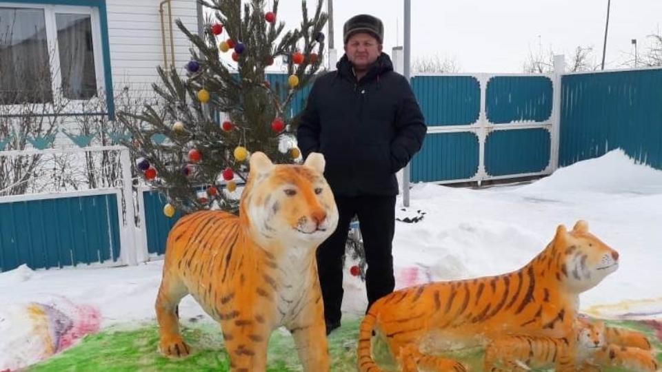 В Челябинской области пожарный мастерит необычные ледяные фигуры