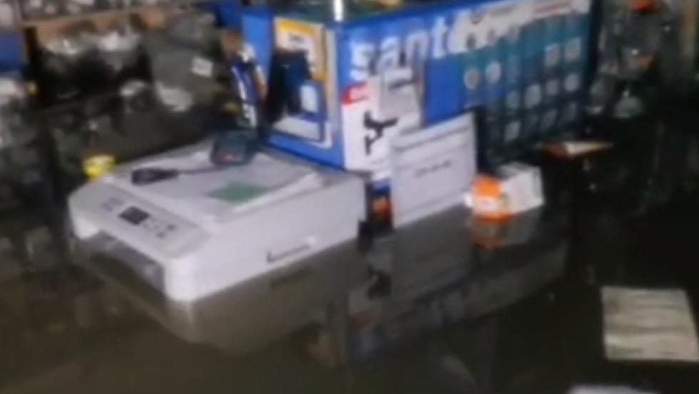 В Челябинске из‑за ливня затопило магазины сантехники и электротоваров