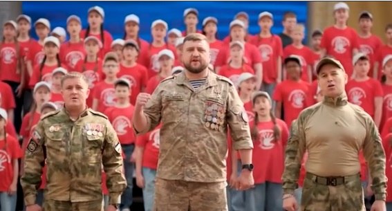 Челябинский детский хор и ветераны СВО спели вместе в клипе ко Дню России