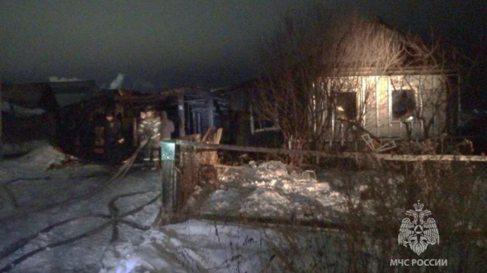 Два человека погибли при пожаре в частном доме в Златоусте