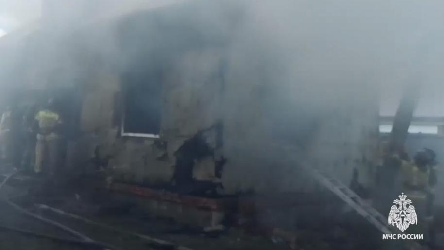 В Троицке мужчина пытался потушить свой дом и попал в больницу