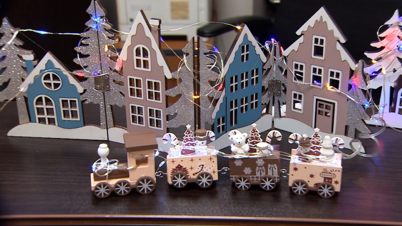 Жители Челябинской области украшают офисы к празднику