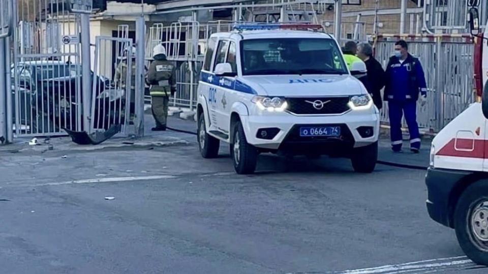 В Озерске автомобилист врезался в ворота контрольно-пропускного пункта