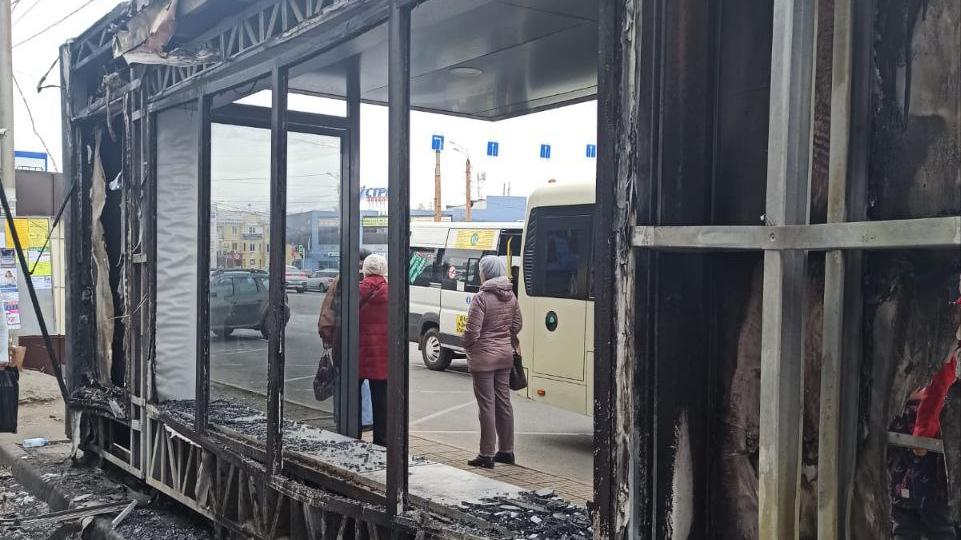 Ночью в Челябинске сгорел остановочный павильон