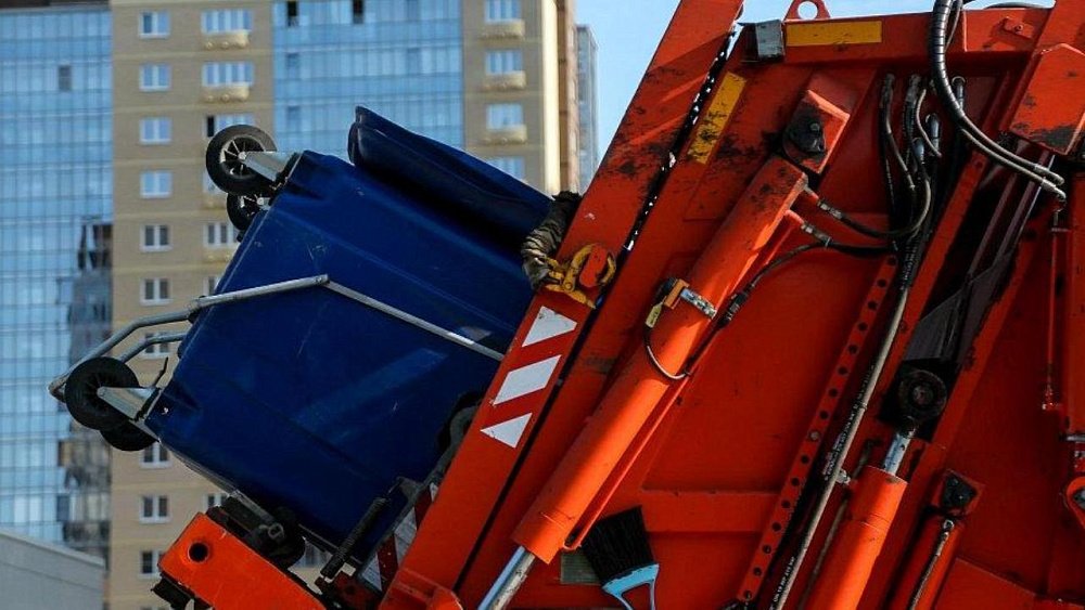 В Челябинске водитель мусоровоза погиб во время погрузки контейнеров
