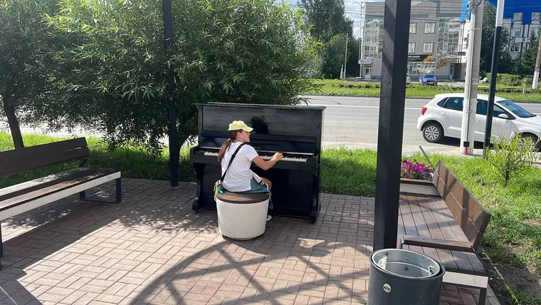 В Златоусте установили первое уличное фортепиано
