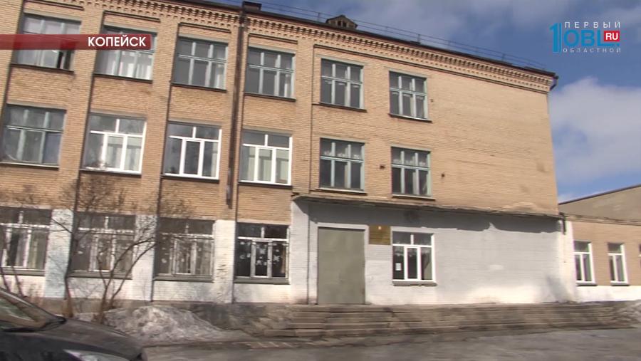 Школьники пытались сбросить одноклассницу с пешеходного моста над дорогой