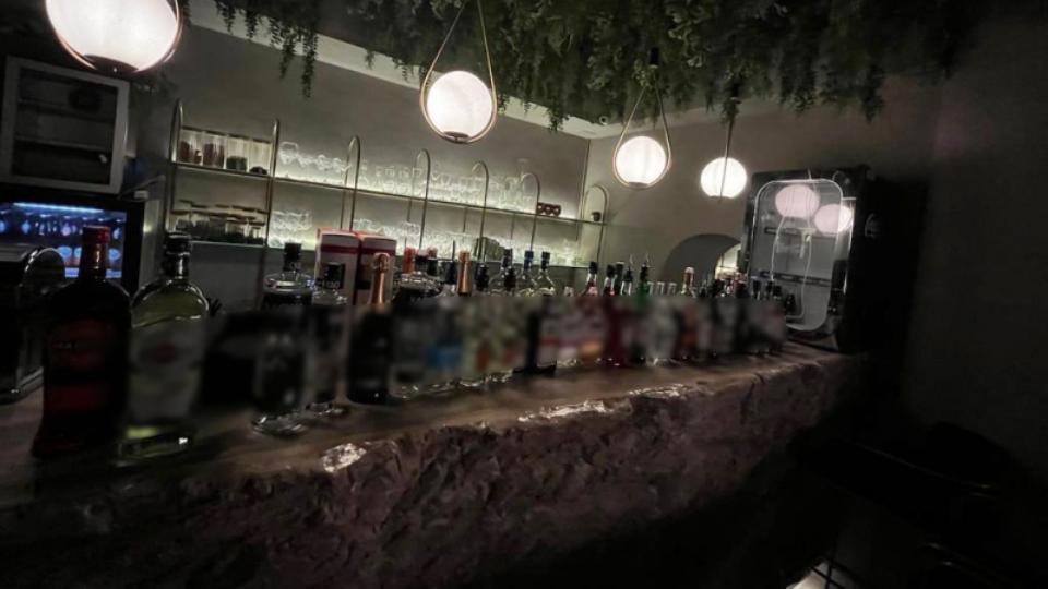 Бар в центре Челябинска незаконно продавал посетителям алкогольные напитки