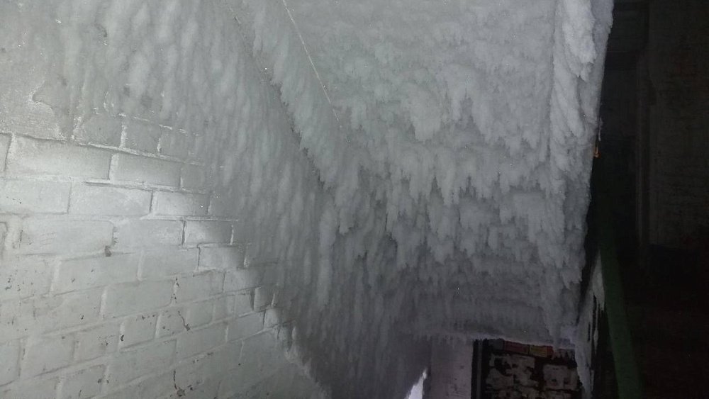 Подъезд в Миассе обледенел из‑за открытой нараспашку двери