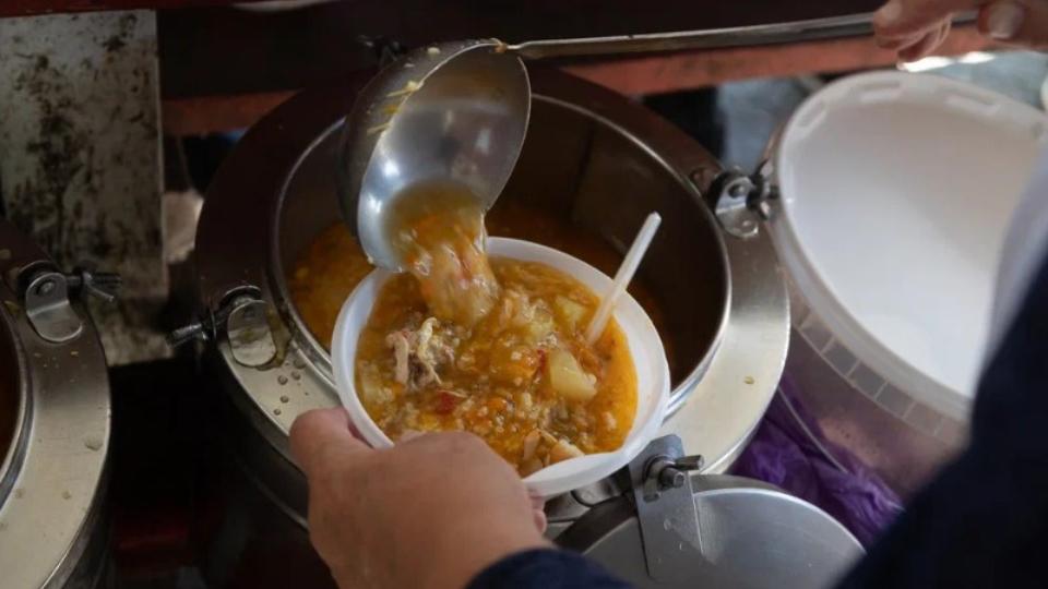 В Челябинске пенсионерка и предприниматель кормят одиноких стариков
