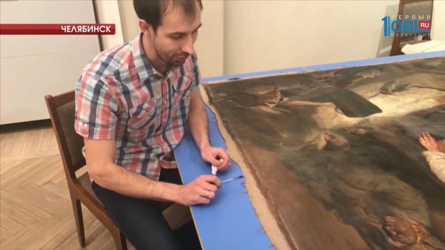  В картинной галерее картины реставрируют на глазах у посетителей
