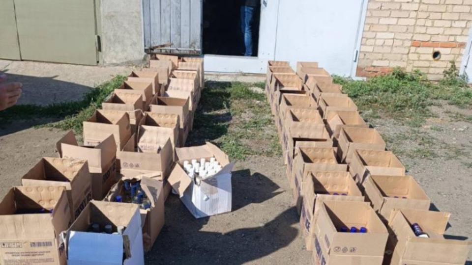 В Челябинской области у супругов изъяли 900 бутылок контрафактного алкоголя