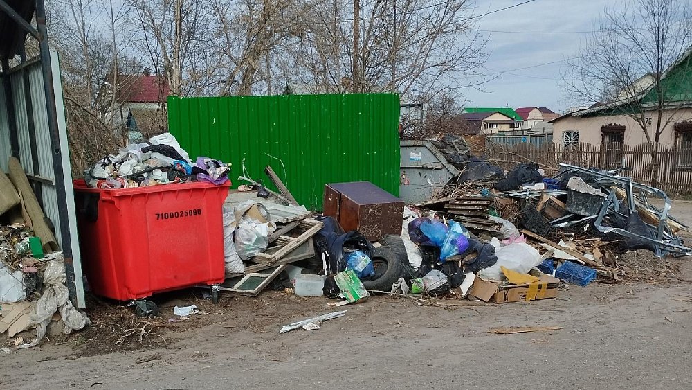 В Челябинской области переполненные мусорные баки объяснили поломкой техники