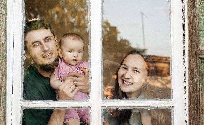 На Южном Урале молодая семья купила старинный дом и ведет блог о ремонте