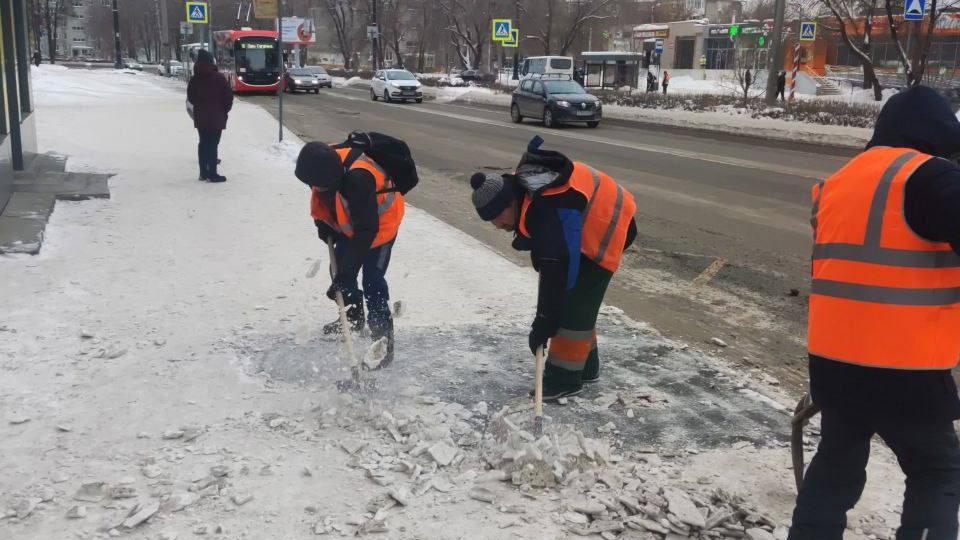 900 рабочих и 300 спецмашин вышли в Челябинске на борьбу с гололедом