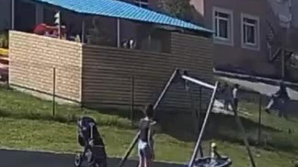 В Челябинске воспитатель детского сада бросила ребенка на землю