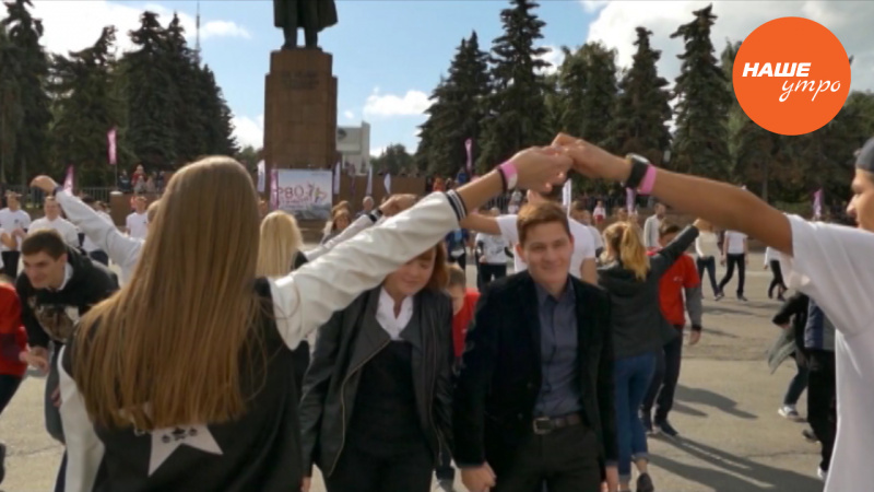 Танцевальный флеш-моб в день город