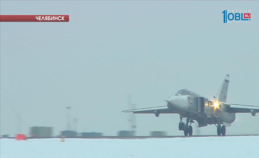 Военные летчики отрабатывают мастерство заправки самолетов на высоте