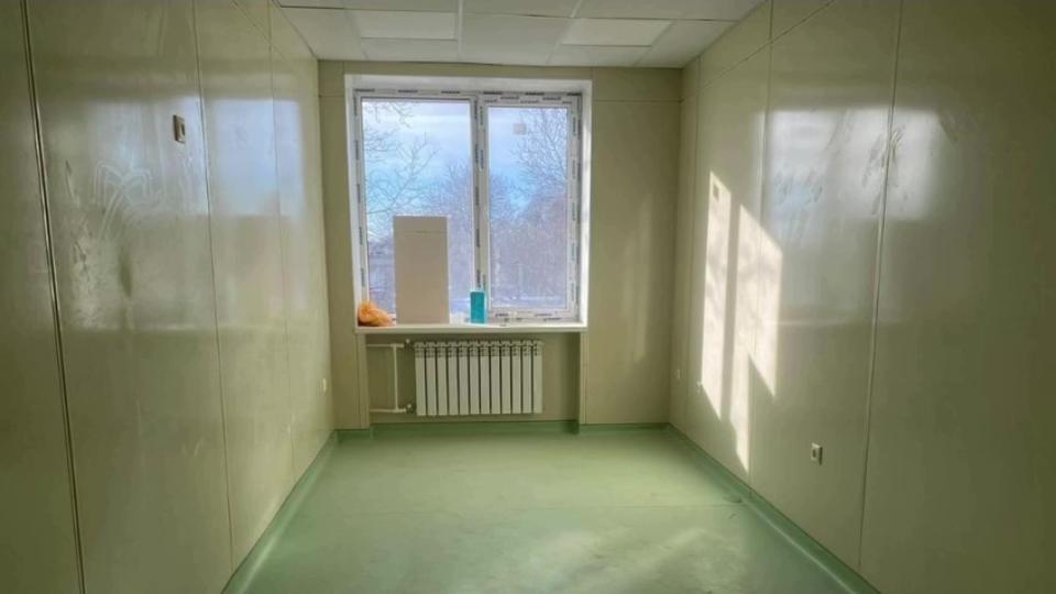 Челябинские строители завершают ремонт стоматологии в Волновахе