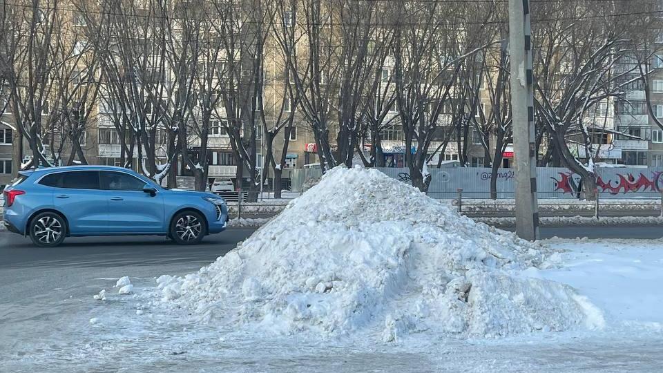 В Челябинске водителя трактора оштрафовали за сброс снега на газон