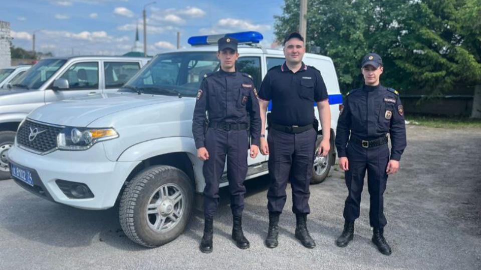 В Челябинской области полицейские спасли пенсионерку, запертую в квартире с умершей дочерью