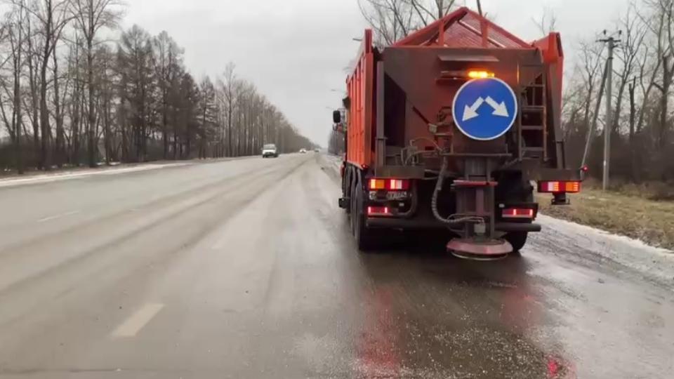 Почти 100 машин обрабатывают региональные дороги от наледи в Челябинской области