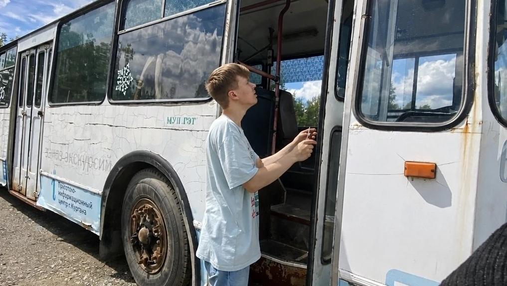 Челябинец купил троллейбус, чтобы сделать в нем вафельную
