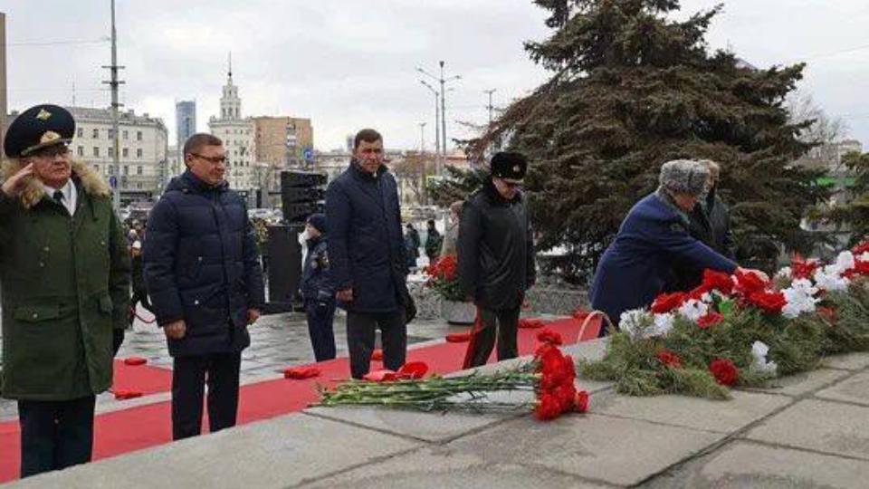 Владимир Якушев почтил память воинов Уральского добровольческого танкового корпуса